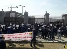 تجمع اعتراضی کارگران شرکت توزیع برق مقابل مجلس/ «ما کارگریم، برده نیستیم»

