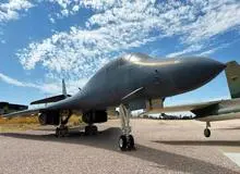 الجزیره: بارگذاری بمب‌های سنگرشکن روی هواپیماهای آمریکایی در پایگاه بریتانیا