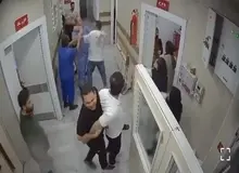 حمله دسته جمعی‌ همراهان بیمار به پزشک و پرسنل درمانگاه در شهریار +فیلم