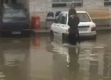 فیلم / آب‌گرفتگی بیمارستان سربندر و انتقال عجیب بیمار