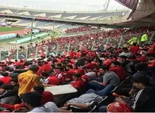 تصویر دختری که برای دیدن قهرمانی پرسپولیس در آزادی مرز‌های گریم را جابه‌جا کرد
