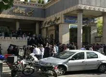 مردم برای خرید دلار مقابل صرافی‌های بانکی صف کشیدند
