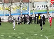 کتک خوردن داور در بازی تراکتور و نفت امیدیه + فیلم