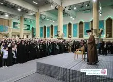 تصویری از آیه معنادار نصب شده در محل دیدار امروز زنان و دختران با رهبر انقلاب