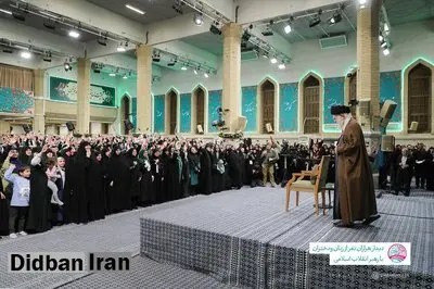 تصویری از آیه معنادار نصب شده در محل دیدار امروز زنان و دختران با رهبر انقلاب