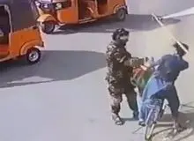 کتک زدن جوان افغان به خاطر حمل پرچم افغانستان/FILM