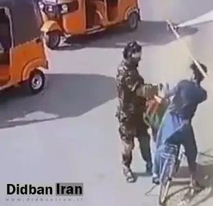 کتک زدن جوان افغان به خاطر حمل پرچم افغانستان/FILM