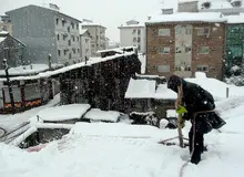 مرگ مرد ۴۰ ساله بر اثر سقوط از پشت‌بام حین برف روبی