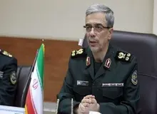 رئیس ستادکل نیروهای مسلح: دانشجو یان نباید دچار سیاست‌زدگی و حزب‌گرایی 
شوند