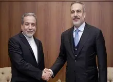 عراقچی به وزیر خارجه ترکیه: حقوق ایران در بهره‌مندی از انرژی صلح‌آمیز هسته‌ای قابل چشم‌پوشی نیست 