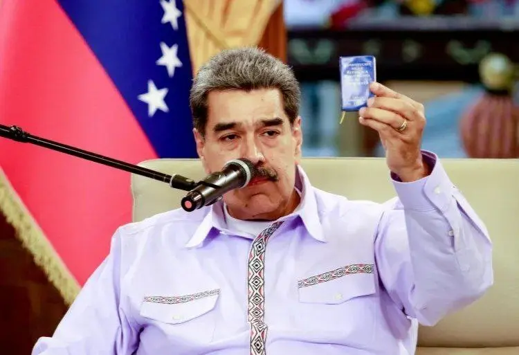 روزنامه وزگلیاد روسیه: تلاش آمریکا برای جذب خلبان شخصی رئیس‌جمهور ونزوئلا به منظور بازداشت «مادورو»