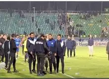 درگیری کادرفنی استقلال با تصویربردار پس از پایان مسابقه / تصویر بردار: آقای نکونام فحش ناموسی داد!