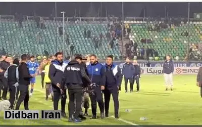 درگیری کادرفنی استقلال با تصویربردار پس از پایان مسابقه / تصویر بردار: آقای نکونام فحش ناموسی داد!