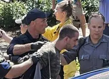 پلیس نیویورک از بازداشت فرد مهاجم به سلمان رشدى خبر داد+تصاویر 