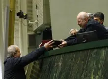 لحظه تقدیم لایحه بودجه به مجلس + عکس