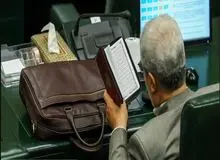 تصویری از عبادت یک نماینده در حین برگزاری جلسه علنی مجلس!+عکس