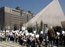 آموزگاران نهضت سوادآموزی مقابل مجلس تجمع کردند