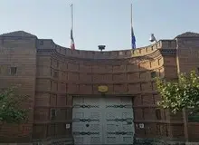 شعارنویسی بر روی دیوار سفارت فرانسه +عکس