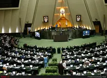 تحصن نماینده میانه در مقابل جایگاه هیأت رئیسه/ پزشکیان: یکشنبه جلسه غیرعلنی برگزار می‌کنیم