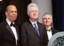 ویکی لیکس علاقه بنیاد کلینتون به وزیر امور خارجه ترامپ را افشا کرد