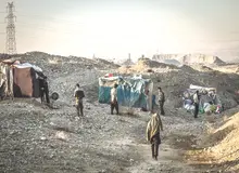 گزارشی از زندگی خانواده های بی خانمان در یکی از بیابان های شهریار که نه آب دارند، نه برق/ خانه داشتیم آتش زدند 