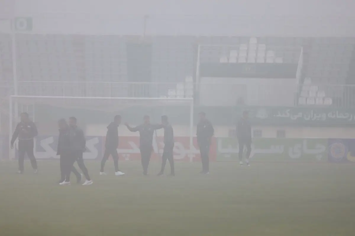  مه شدید در اراک؛ یک بازی لیگ برتر به تعویق افتاد+عکس