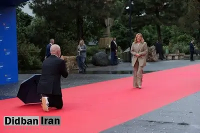 نخست‌وزیر آلبانی برای استقبال از نخست وزیر از ایتالیا زانو زد+فیلم 