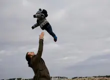 کودکان را به بالا پرتاب نکنید!