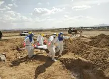 در سیستان و بلوچستان زنان از «نقاب» به جای ماسک استفاده می کنند/ صف شلوغ و نوبت دهی برای تدفین در  «بهشت محمد رسول‌الله» زاهدان/ کل شهر قبرستان شده است