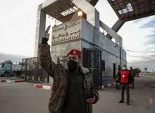 گاردین: تل‌آویو پس از اطلاع از قصد حماس برای تحویل پیکر چهار گروگان‌های اسرائیل «گذرگاه رفح» را برای ورود کامیون حامل کمک‌های انسانی، بازگشایی می کند