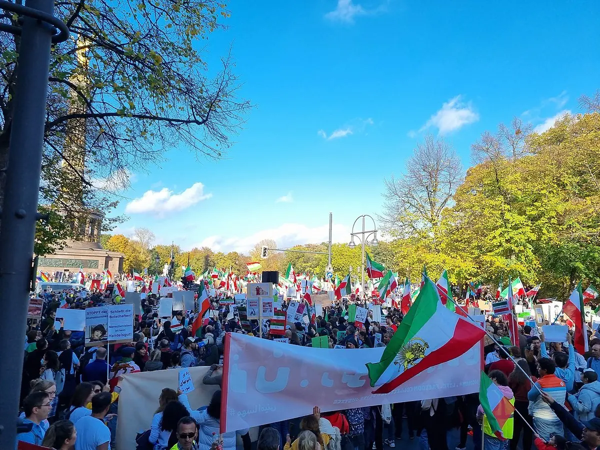 کیهان: اول انقلاب دومیلیون ایرانی به امریکا مهاجرت کردند