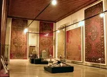 واکنش رییس موزه مقدم تهران به ناپدید شدن فرش‌های موزه‌: موزه مقدم فرش تاریخی ندارد / فرش‌های کهنه و مصرفی زیر پا افتاده این موزه  را سال‌ها پیش لوله کردیم 