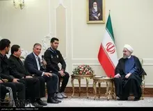 اهدای پیراهن شماره 12 تیم ملی فوتبال به رئیس جمهور
