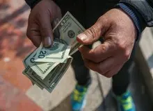 بانک مرکزی: از شنبه عرضه اسکناس ارز را برای پاسخ به نیاز‌های بازرگانان، افزایش می‌دهیم