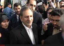 اسحاق جهانگیری حسینیه ارشاد را برای رای دادن انتخاب کرد/ استقبال مردم از دکتر جهانگیری 