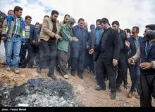 دولت برای حل مشکل زلزله زدگان توجه ویژه ای دارد/ تا بازسازی کامل مناطق زلزله زده در کنار مردم هستیم