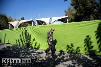 حراست دانشگاه تهران: پرده سبز در ورودی را ستاد نماز جمعه کشیده تا نمازگزاران از صدای ماشین ها اذیت نشوند!