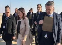 پوشیدن جلیقه ضدگلوله توسط هیات آلمانی هنگام ورود به دمشق+فیلم 