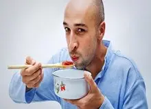 عوارض وحشتناک فوت کردن نوشیدنی‌ و غذاهای داغ