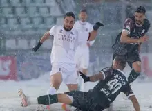  اتفاق عجیب در فوتبال ایران؛ عدم وجود توپ زمستانی باعث شد توپ سفید را رنگ کنند+فیلم 