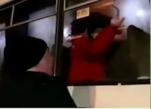 فیلمی از خداحافظی دختر اوکراینی با پدرش که مجبور به تخلیه شهر دونتسک شدند/ FILM