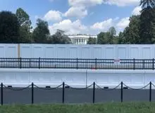 دور کاخ سفید دیوارهای بلند کشیده شد
