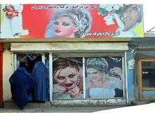 دستور عجیب طالبان: زنان قبل از آرایش در آرایشگاه، وضو بگیرند!