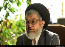 فعال سیاسی اصولگرا: مشکلات مردم با تعریف و تمجید مسئولان از یکدیگر حل نمی‌شود
