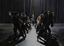 لغو نمایش و ممنوع الکاری کارگردان به خاطر حرکات موزون بازیگران زن