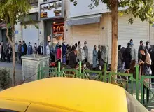 صف طویل فروش دلار در میدان فردوسی تهران+ تصاویر 