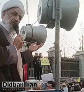 شعارهای نیروهای انقلابی علیه سران قوا در تجمع در کنار ساختمان مجلس+فیلم/ کامران غضنفری، نماینده مجلس روی نیسان آبی غلیه دولت شعار داد/ آقاتهرانی محبی نجم آبادی و الله کرم در جمع تظاهر کنندگان