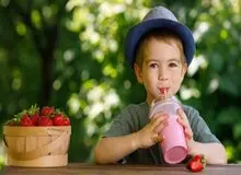  شیر طعم‌دار برای کودکان بخریم یا شیر ساده؟ 