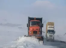 مسیر یاسوج به شیراز به خاطر بارش برف و قیچی کردن چند تریلی در جاده، مسدود شد