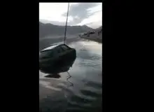  لحظه تکان‌دهنده بیرون کشیدن پژو ۲۰۶ و کشف جسد داخل ماشین در تالاب چغاخور+فیلم 